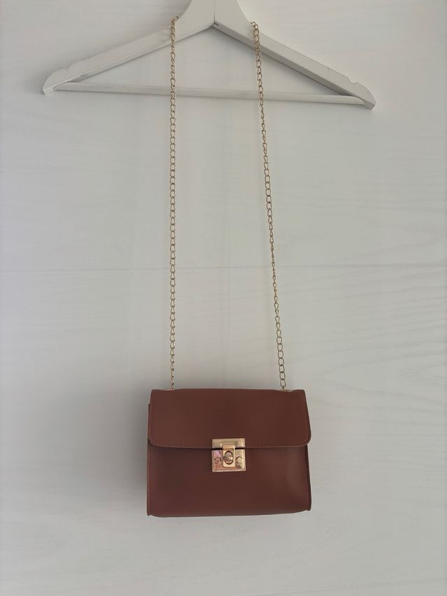 Bolso marrón con cadena dorada