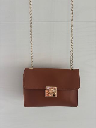 Bolso marrón con cadena dorada
