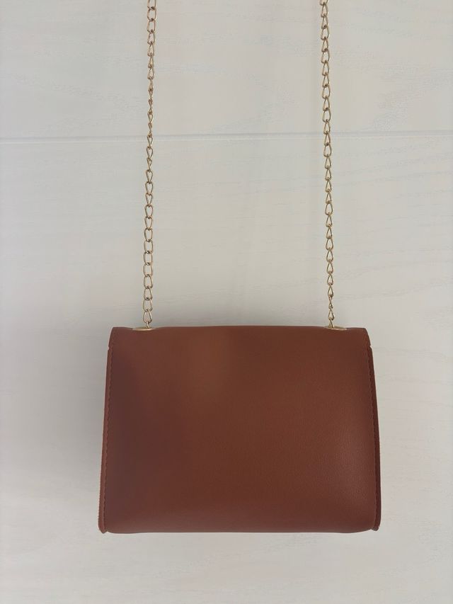 Bolso marrón con cadena dorada
