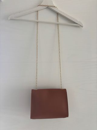 Bolso marrón con cadena dorada
