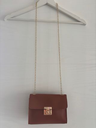 Bolso marrón con cadena dorada