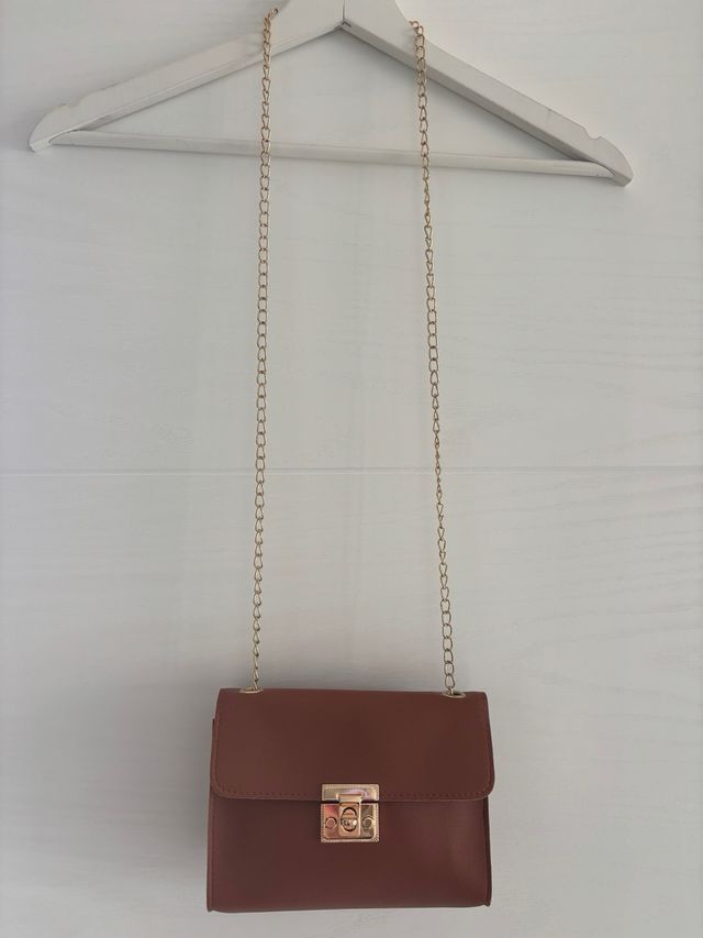 Bolso marrón con cadena dorada