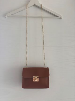 Bolso marrón con cadena dorada
