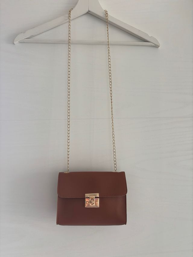 Bolso marrón con cadena dorada