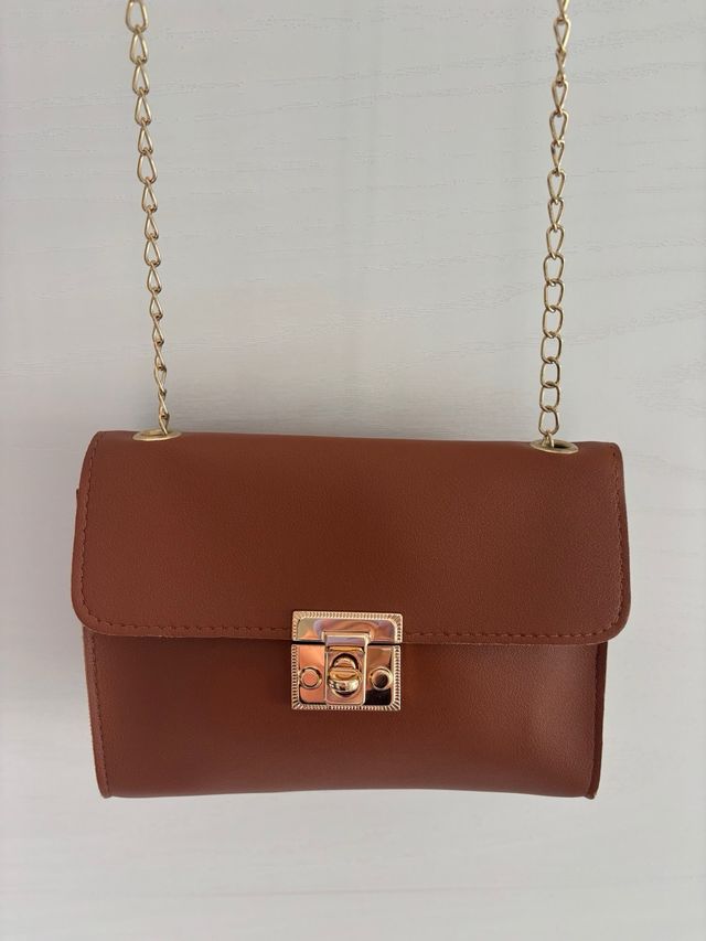 Bolso marrón con cadena dorada