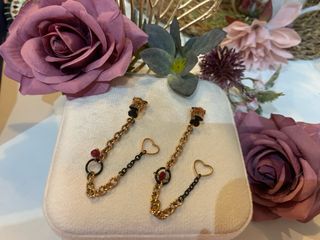 Pendientes largos rose de oso con corazón.