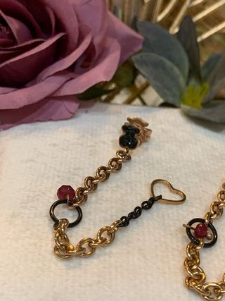 Pendientes largos rose de oso con corazón.