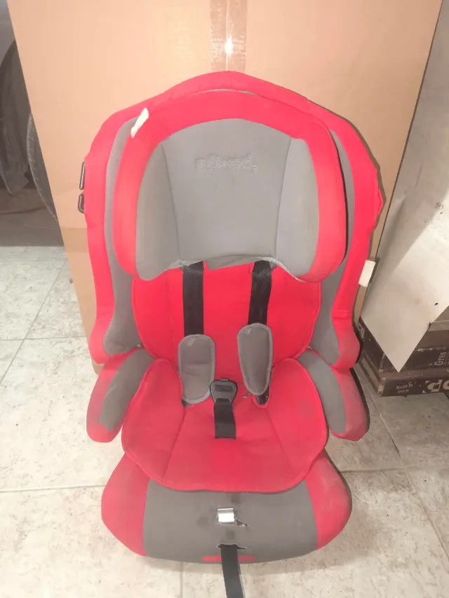 Silla de coche para bebé roja y gris