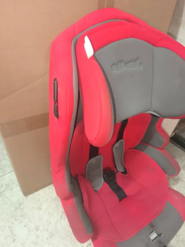 Silla de coche para bebé roja y gris