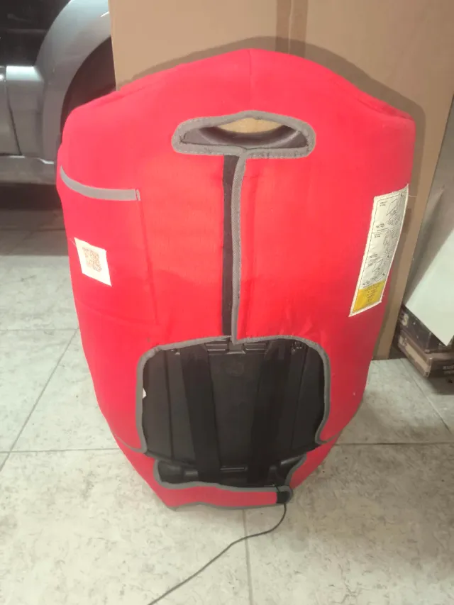 Silla de coche para bebé roja y gris