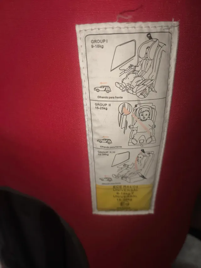 Silla de coche para bebé roja y gris