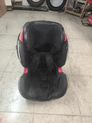 Silla de coche para bebé roja y gris