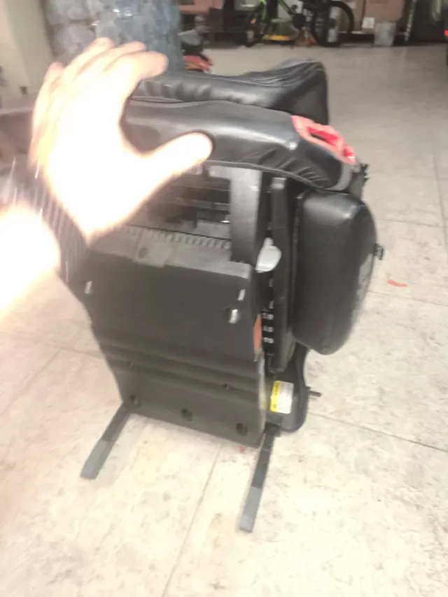 Silla de coche para bebé roja y gris