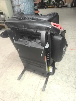 Silla de coche para bebé roja y gris