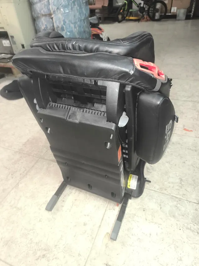 Silla de coche para bebé roja y gris