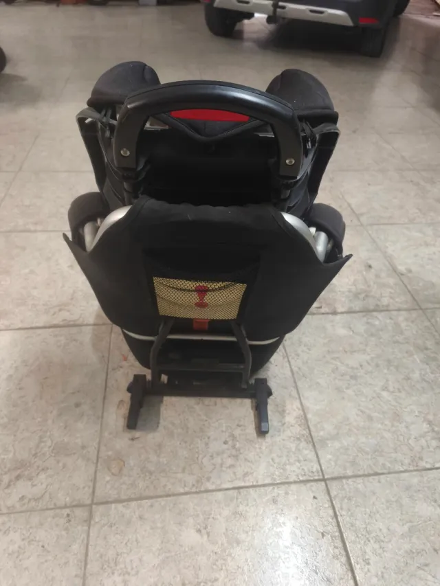 Silla de coche para bebé roja y gris