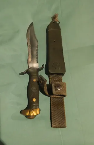 Cuchillo de caza con funda