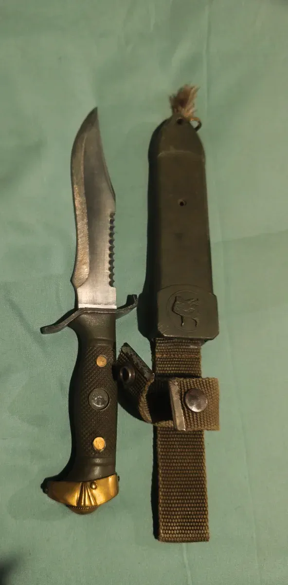 Cuchillo de caza con funda