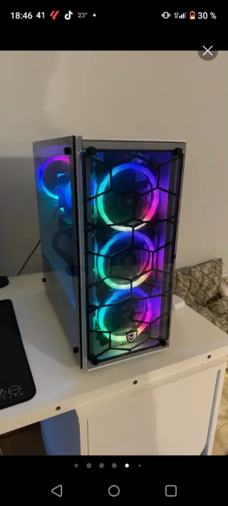 PC Gamer con luces RGB