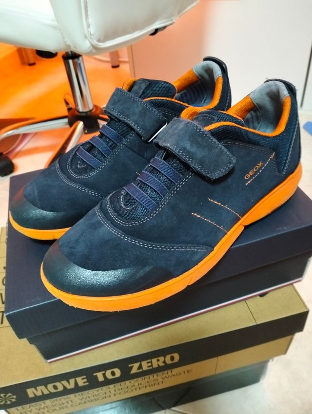 Zapatos Geox chico azul y naranja