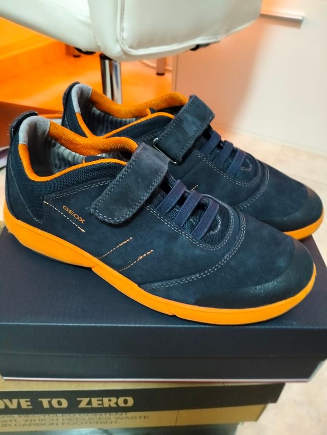 Zapatos Geox chico azul y naranja