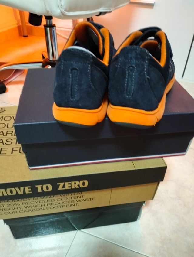 Zapatos Geox chico azul y naranja