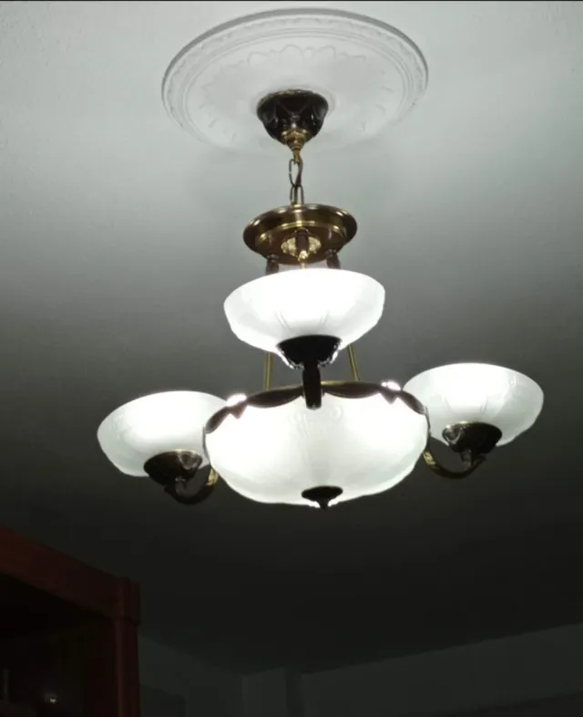 Lámpara de techo dorada y blanca