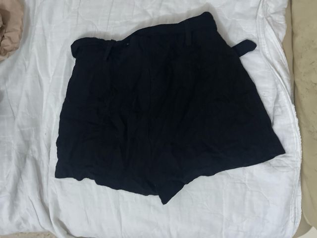 Pantalón corto negro con cinturón