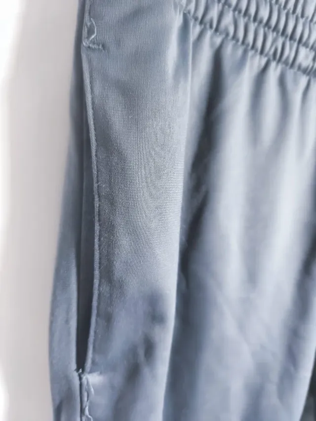 Pantalón Adidas gris con logo