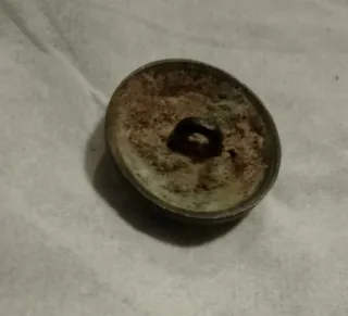 Botón militar antiguo con corona y cañones