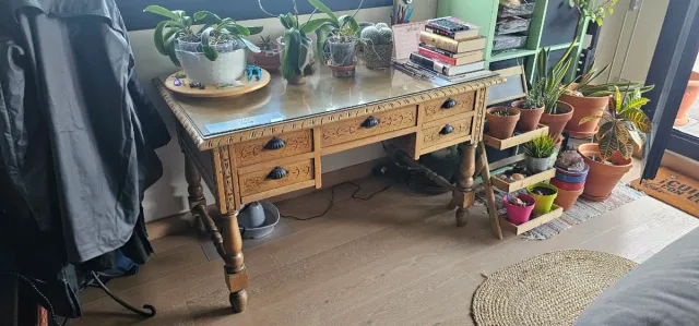 Mesa de madera con tapa de cristal