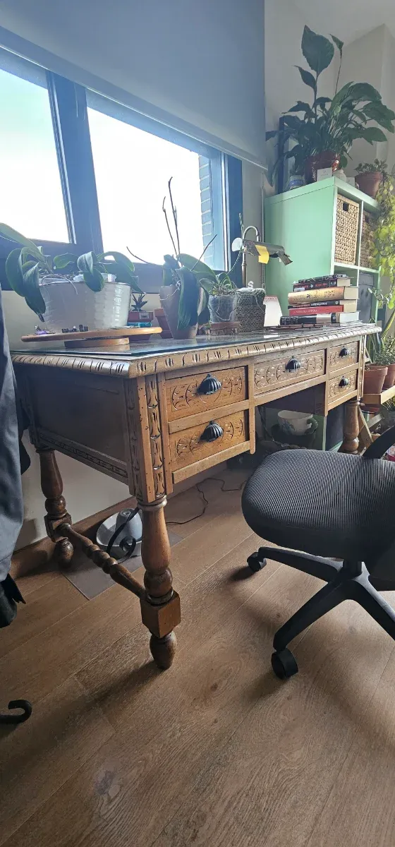 Mesa de madera con tapa de cristal