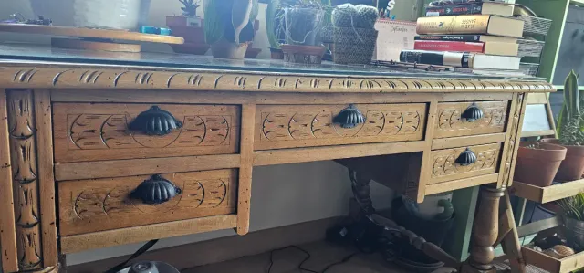 Mesa de madera con tapa de cristal