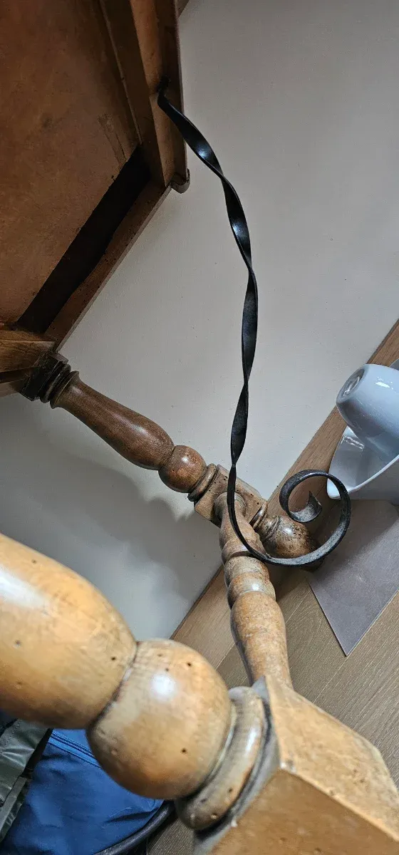 Mesa de madera con tapa de cristal