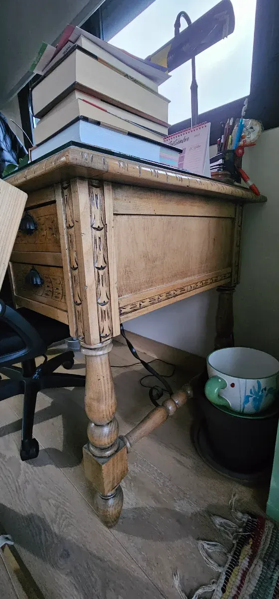 Mesa de madera con tapa de cristal
