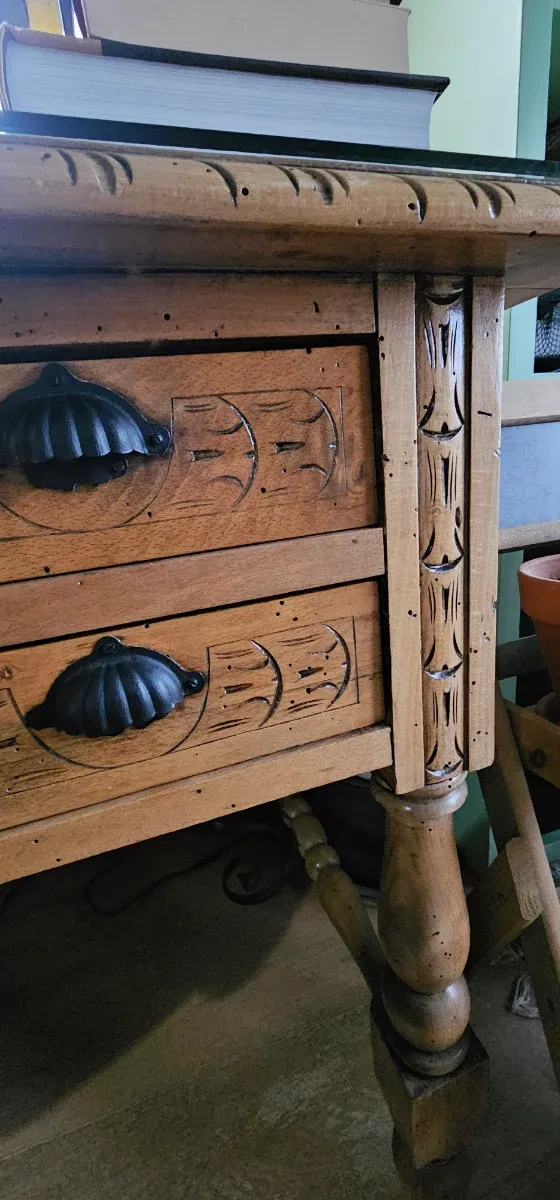 Mesa de madera con tapa de cristal