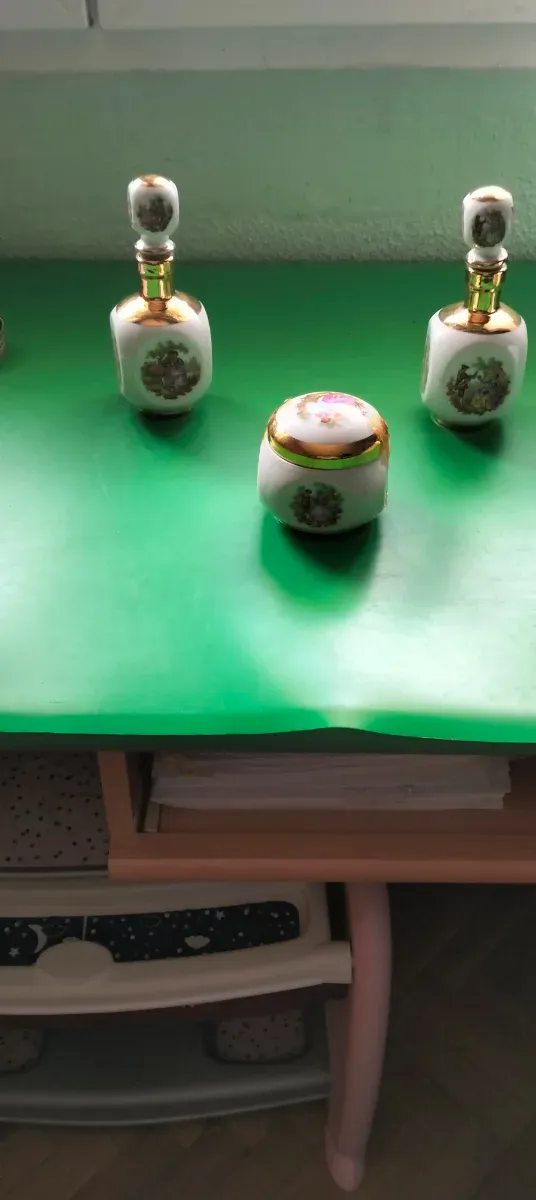 Juego tocador porcelana floral dorado