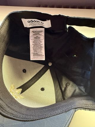 Gorra Adidas Negra y Dorada