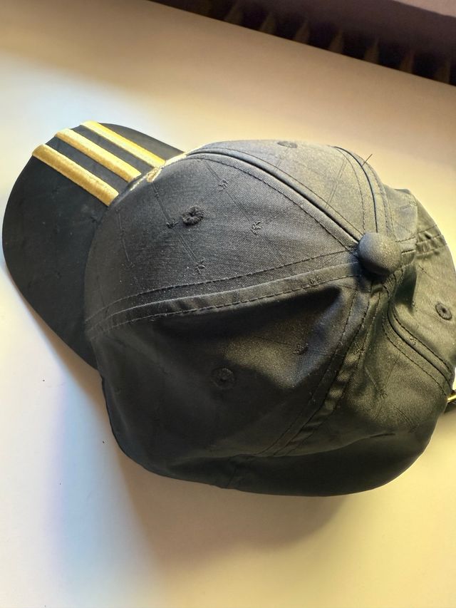 Gorra Adidas Negra y Dorada