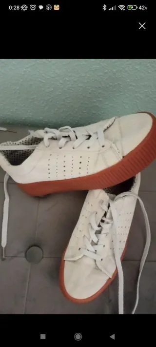 Zapatillas blancas y naranjas