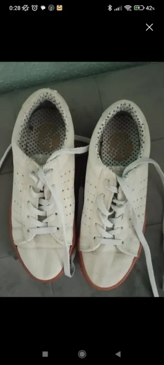 Zapatillas blancas y naranjas