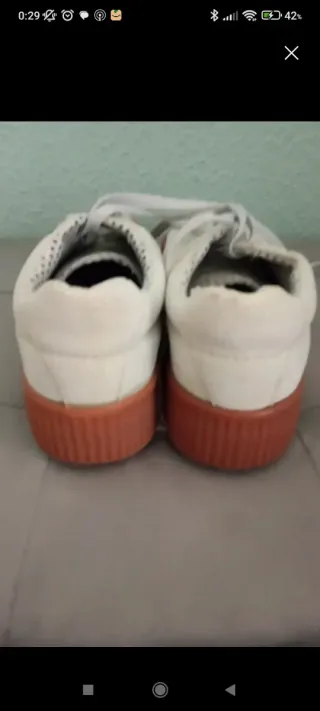 Zapatillas blancas y naranjas
