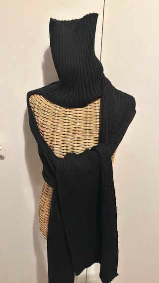 Sciarpina Ichi con cappuccio nera