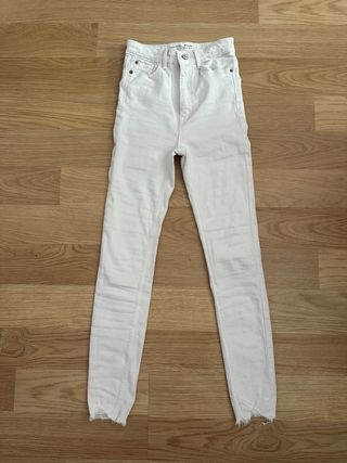 Pantalón vaquero pitillo blanco Stradivarius