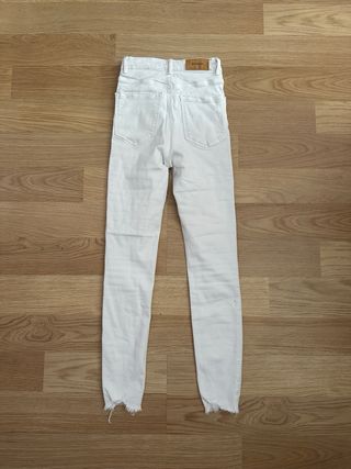 Pantalón vaquero pitillo blanco Stradivarius