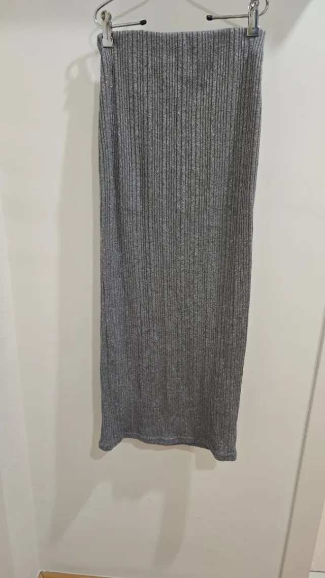 Falda canalé gris plateado