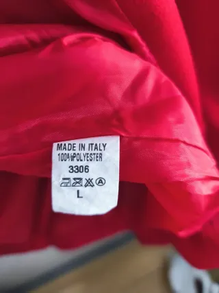 Chaqueta roja de paño con capucha