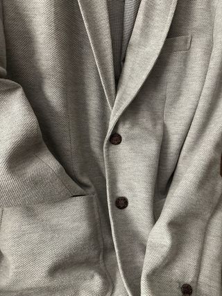 Blazer gris con coderas