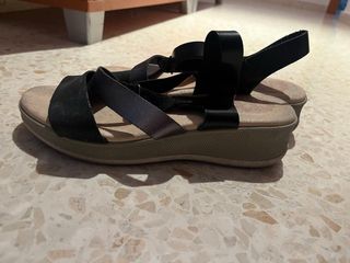 Sandalias negras y beige tacón cuña