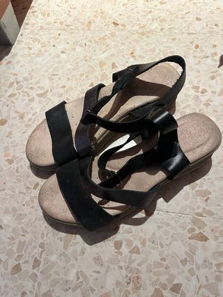Sandalias negras y beige tacón cuña